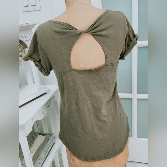 T.LA Anthropologie Olive Green Open Back Short Sleeve Tee Adorable EUC - Picture 3 of 6